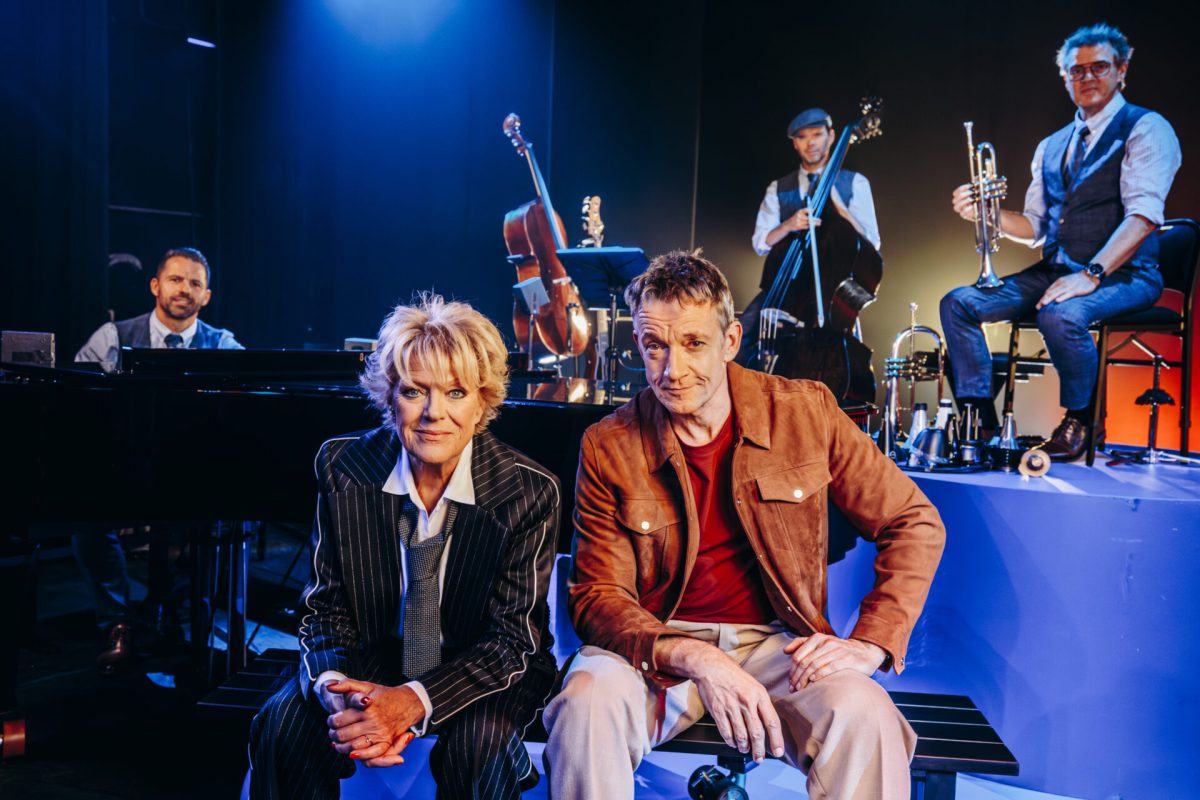 Scenefoto Vooruit , Simone en Paul met de band. Fotografie: SetVexy