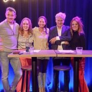 foto van podcast Scenes , foto door Gertien Koster. Vlnr: Paul Groot, Nina de la Parra, Maureen du Toit, Jos Schuring en Ilse Warringa