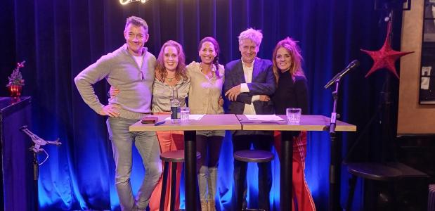 foto van podcast Scenes , foto door Gertien Koster. Vlnr: Paul Groot, Nina de la Parra, Maureen du Toit, Jos Schuring en Ilse Warringa